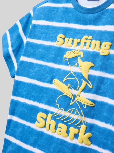 Mädchen trägt Regular Fit T-Shirt mit Motiv-Print von Mayoral, reine Baumwolle, Statement-Print, Rundhalsausschnitt, Nahaufnahme Oberkörper.