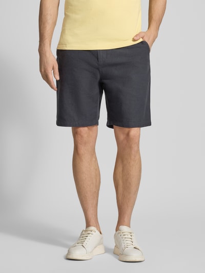 Männermodel trägt Shorts aus Baumwoll-Leinen-Mix Modell 'FAVE' von Scotch & Soda, dunkelblau, Regular Fit, elastischer Bund; Nahaufnahme Oberschenkelansicht. Bundweite bei Größe 32: 42 cm, Innenbeinlänge bei Größe 32: 21 cm.