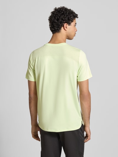 Männermodel trägt Regular Fit T-Shirt mit Logo-Print Modell 'Cloudspun' von PUMA PERFORMANCE, hellgelb, Rückenansicht, Rückenlänge 65 cm.