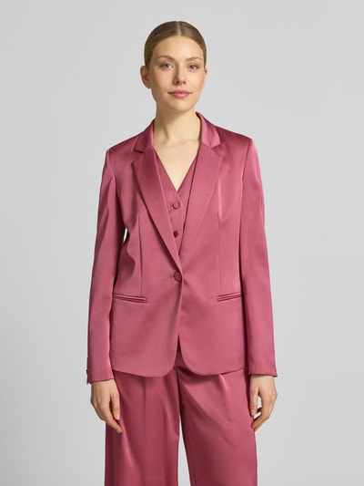 Frauenmodel trägt Slim Fit Blazer mit Paspeltaschen von Jake*s Cocktail aus Satin mit Reverskragen und Knopfverschluss, Ganzkörperansicht von vorne.