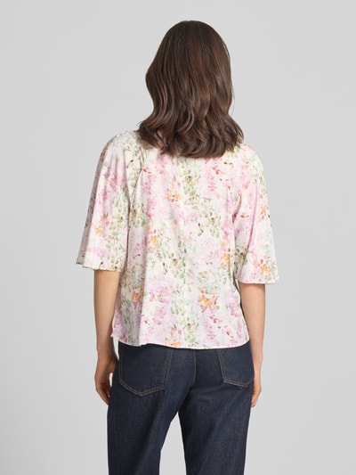 Modelka kobieca nosi Blusenshirt aus Viskose Modell 'Brina' od JOOP!, pastelowe kolory, luźny krój, wzory kwiatowe, tkanina gładka, widok całej sylwetki od tyłu, długość pleców 60 cm, długość rękawa 37 cm, czysta wiskoza