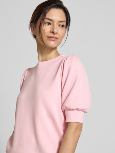 Frauenmodel trägt Sweatshirt mit 1/2-Arm Modell 'BANU' von Soyaconcept in Rosa, Rundhalsausschnitt, Puffärmel, Material-Mix, Nahaufnahme Oberkörper.
