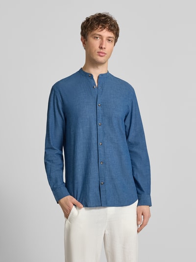 Männermodel trägt Regular Fit Freizeithemd aus Baumwoll-Leinen-Mix von Jack & Jones in Blau, Stehkragen, Knopfleiste, Ganzkörperansicht von vorne, Rückenlänge bei Größe M 75 cm, Schulterbreite 46 cm, Ärmellänge 65 cm.