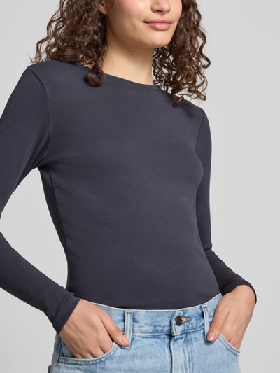 Frauenmodel trägt Regular Fit Langarmshirt aus Baumwoll-Mix Modell 'RILEY' von ONLY in Dunkelgrau, glatte Textur, Nahaufnahme Oberkörper, Damen Langarmshirt von ONLY.