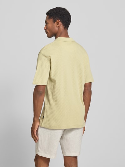 Männermodel trägt Regular Fit Poloshirt mit Knopfleiste von JACK & JONES Premium mit Strukturmuster und Label-Detail, Modell 'ROBERT', Rückenlänge bei Größe M 75 cm, Ganzkörperansicht Rückansicht.