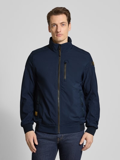 Męski model nosi granatową Jacke mit Stehkragen Modell 'SKYGLIDER' od PME Legend, materiał z domieszką stretchu, krój regular fit, zamek błyskawiczny, kieszenie, całkowita długość tyłu 71 cm, szerokość ramion 46 cm, szerokość klatki piersiowej 56 cm, długość rękawa 68 cm, widok całej sylwetki z przodu.
