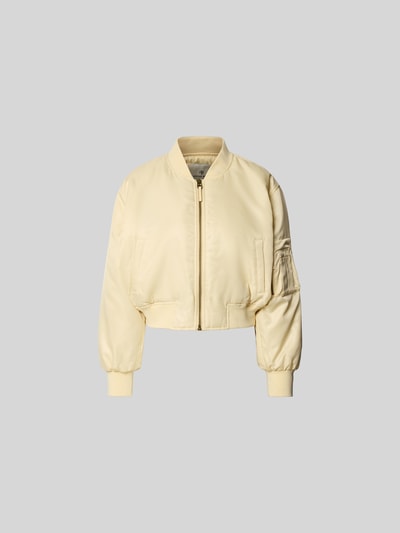 Produktfoto, Bomberjacke mit Stehkragen von Anine Bing in Creme mit Reißverschluss, Eingrifftaschen, elastische Abschlüsse, Regular-Fit, Rückenlänge bei Größe S 50 cm, Brustweite 60 cm, Ärmellänge 58 cm, glatte Oberfläche, schlichte Optik.