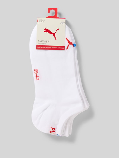 Produktfoto, Sneakersocken mit Logo im 3er-Pack von PUMA, weiß mit rotem Logo, Baumwoll-Mix mit Stretch, körpernahe Passform im Vordergrund.