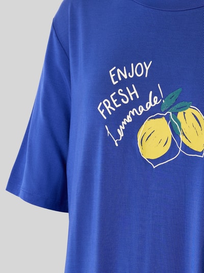 Frauenmodel trägt Nachthemd mit Motiv-Print und Rundhalsausschnitt von Schiesser, kräftiges Blau, gerader Schnitt, Nahaufnahme Oberkörper.