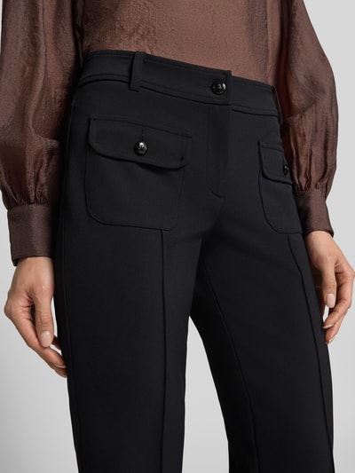 Frauenmodel trägt Slim Fit Schmale Hose mit aufgesetzten Taschen Modell 'FARAH' von CAMBIO, dunkler Stoff, glatte Struktur, Nahaufnahme Oberkörper, Damen Schmale Hose von CAMBIO.