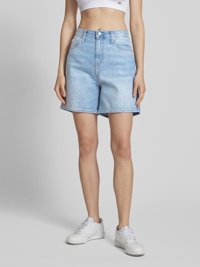 Calvin Klein Jeans Szorty jeansowe o kroju mom fit z 5 kieszeniami i detalem z logo Jasnoniebieski 4