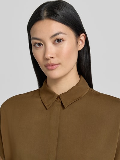 Frauenmodel trägt Relaxed Fit Hemdbluse aus reiner Viskose Modell 'LARISAANA' von Armedangels in Braun, glatte Textur, Nahaufnahme Oberkörper, Damen Hemdbluse von Armedangels.