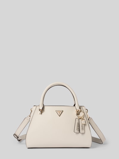 Produktfoto, cremefarbene Handtasche mit Label-Applikation Modell 'NOELLE II' von Guess, goldene Details, glatte Textur, zwei Tragehenkel, abnehmbarer Schulterriemen, geschlossenes Hauptfach mit Reißverschluss, rechteckige Form, Maße 32x20x12 cm, Schulterriemen 119 cm.