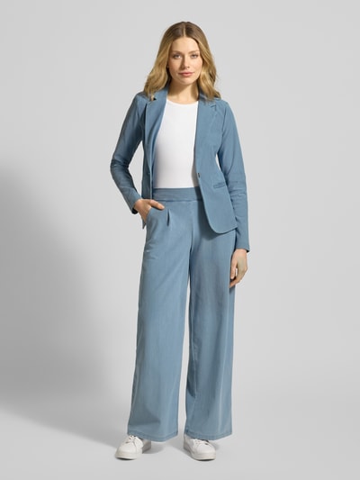 Frauenmodel trägt Wide Fit Jeans mit elastischem Bund Modell 'KATE' von ICHI aus Baumwoll-Mix in Hellblau, Ganzkörperansicht von vorne.