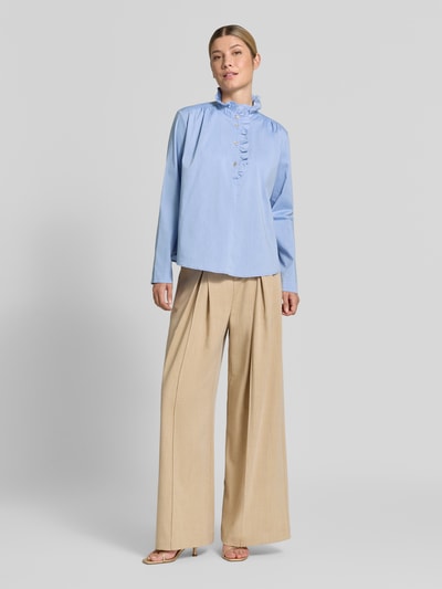 Christian Berg Woman Bluse mit Rüschen und kurzer Knopfleiste Blau 1