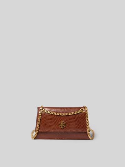 Produktfoto, Shoulder Bag mit Schlangenmuster von Tory Burch in Braun, goldfarbener Kettenriemen, rechteckige Form, strukturierte Leder-Optik. Steckfach innen, Überschlag mit Klickverschluss, Größe 21x12x7 cm.