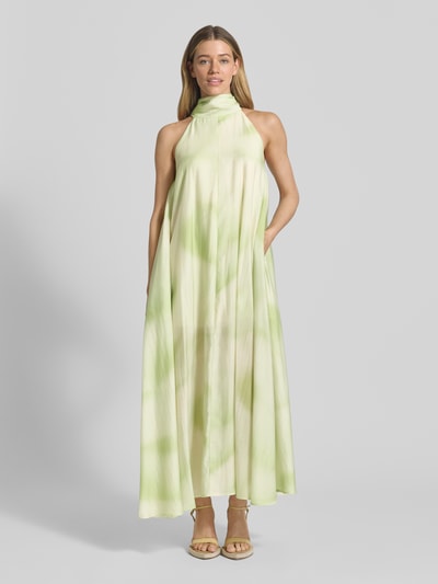 Frauenmodel trägt Neckholder-Maxikleid aus Lyocell-Mix Modell 'FIE' von Copenhagen Muse in A-Linie, zartes Grün, Ganzkörperansicht von vorne. Damen Maxikleid, Rückenlänge 133 cm, Brustweite 57 cm.