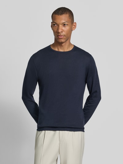 Männermodel trägt Strickpullover aus Baumwolle mit Rundhalsausschnitt von Christian Berg Men in Dunkelblau, glatte Textur, Nahaufnahme Oberkörper. Slim Fit, Rückenlänge 68 cm, Ärmellänge 69 cm.