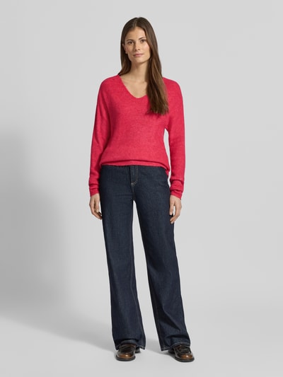 Frauenmodel trägt Regular Fit Pullover mit V-Ausschnitt Modell 'CREWLEFILE' von Vero Moda, Optik: Unifarben, Langarm, Rippstrick, Ganzkörperansicht von vorne.