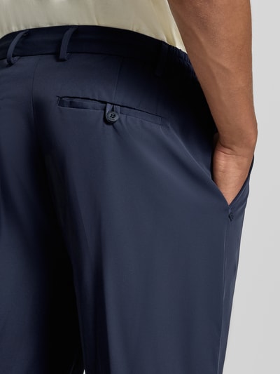 Männermodel trägt Anzughose mit Bügelfalte Modell 'PANTALACCIO' von MARKUP in Dunkelblau, Material-Mix, Nahaufnahme Hüfte, Rückansicht.