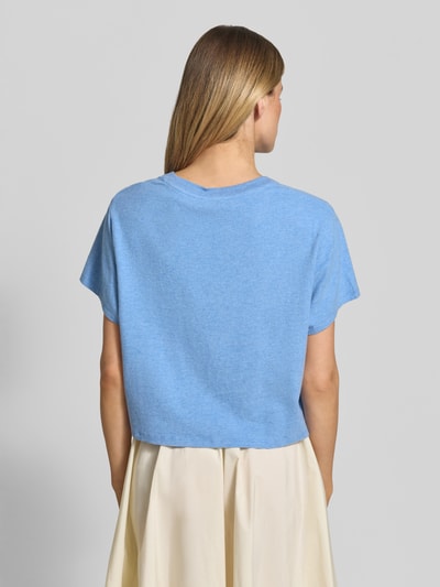 Frauenmodel trägt T-Shirt mit geripptem Rundhalsausschnitt von American Vintage in Hellblau, lockerer Schnitt, Rückansicht, Baumwoll-Modal-Mix. Ganzkörperansicht Rückansicht.