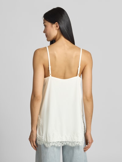 Frauenmodel trägt Top mit Spitzenbesatz Modell 'BICCO' von FREE/QUENT in Creme, lockerer Schnitt, zarte Textur, Ganzkörperansicht Rückansicht.