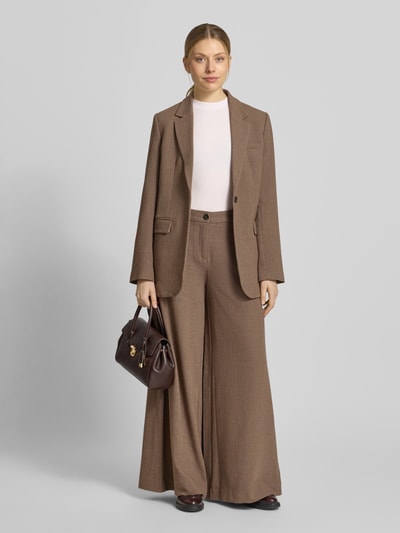 Frauenmodel trägt Slim Fit Top mit Mock-Neck Modell 'FESKIES' von BOSS in unifarbenem Rippstrick aus Viskose-Mix, Ganzkörperansicht von vorne.