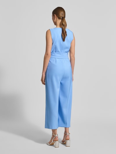 Frauenmodel trägt Jumpsuit mit Bindegürtel von Betty Barclay aus Material-Mix mit Stretch-Anteil in Hellblau, weites Bein, Rückenansicht, Ganzkörperansicht Rückansicht, Damen Jumpsuit von Betty Barclay, Rundhalsausschnitt, Rückenlänge bei Größe 36: 39 cm, Brustweite 42 cm, Gesamtlänge 132 cm, Innenbeinlänge 60 cm.