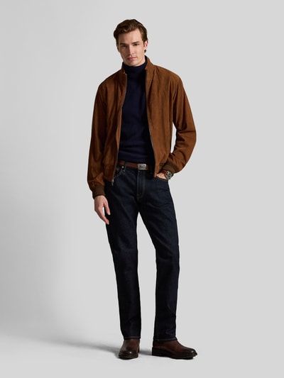Männermodel trägt Relaxed Fit Jeans aus Baumwoll-Mix Modell 'HAMPTON' von Polo Ralph Lauren in Dunkelblau, Herren Relaxed Fit Jeans, Ganzkörperansicht von vorne.