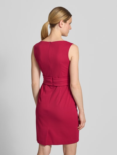 Frauenmodel trägt Knielanges Cocktailkleid mit Knotendetail von Vera Mont in Rot, Material-Mix mit Stretch-Anteil, Gerader-Schnitt, Ganzkörperansicht Rückansicht.