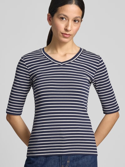 Frauenmodel trägt Longsleeve mit 3/4-Arm und V-Ausschnitt von Christian Berg Woman im Baumwoll-Mix mit Stretch-Anteil, navy-weiß gestreift, Straight Fit, Rückenlänge bei Größe S: 54 cm, Ganzkörperansicht von vorne.