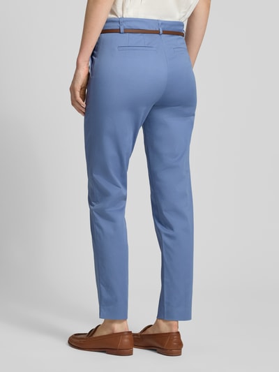 Vrouwenmodel draagt Hose in verkürzter Passform mit Gürtel van Christian Berg Woman in lichtblauw, katoen- en viscosemix, slim fit, met riem, verkorte pasvorm, bandwijdte maat 36: 41 cm, binnenbeenlengte maat 36: 72 cm, volledige lichaamsaanzicht achteraan