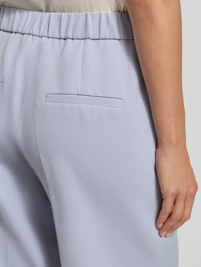 Frauenmodel trägt Regular Fit Weite HOSE mit Bügelfalten von s.Oliver BLACK LABEL in Optik: Unifarben, Materialverarbeitung: Twill, Nahaufnahme Rückansicht.