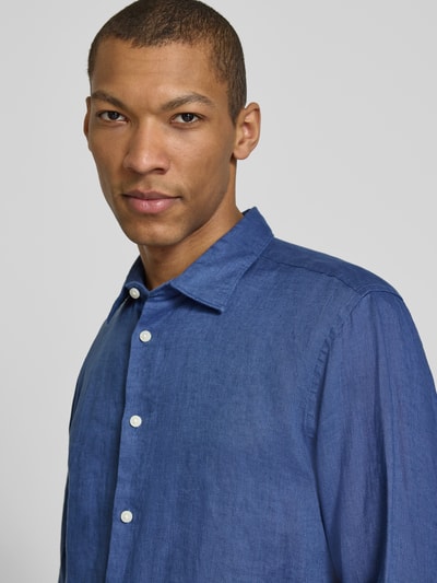 Männermodel trägt Regular Fit Freizeithemd aus reinem Leinen Modell 'REGKYLIAN' von SELECTED HOMME, unifarben, Nahaufnahme Oberkörper