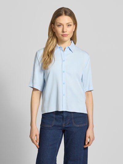 Vrouwenmodel draagt blouse met korte mouwen uit viscose met 1/2-mouw van JAKE*S STUDIO WOMAN, lichtblauw, slim fit, kentkraag, knoopsluiting, gladde textuur, ruglengte maat 36: 54 cm, mouwlengte maat 36: 29 cm, geheel vooraanzicht.