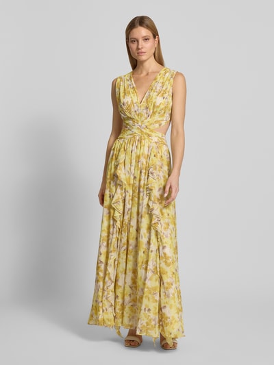Frauenmodel trägt Regular Fit Maxikleid mit floralem Allover-Print von ADLYSH, Falten-Optik, V-Ausschnitt, Ärmelloses-Design, Rüschenbesatz, Cut-Outs, Schnürverschluss, gelb-weißes florales Muster, Ganzkörperansicht von vorne.