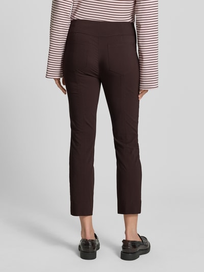 Frauenmodel trägt Caprihose aus Viskose-Mix Modell 'Igor3' von STEHMANN, Slim-Fit, elastischer Bund, dunkelbraun, Ganzkörperansicht Rückansicht. Kontext: Damen Caprihose, Stretch-Anteil, Bundweite bei Größe 36: 38 cm, Innenbeinlänge bei Größe 36: 69 cm.