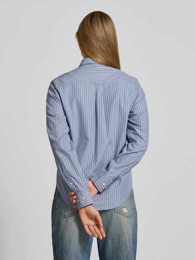 Frauenmodel trägt Regular Fit Bluse mit Label-Stitching von Gant in Blau mit feinen Streifen, reine Baumwolle, Rückansicht Ganzkörperansicht.