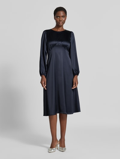 Vrouwenmodel draagt Midikleid aus Satin mit Schlüssellochausschnitt van Christian Berg Woman Selection in donkerblauw, elastische materiaalmix, getailleerde pasvorm, satijn, druppelvormige hals, met lange mouwen, ruglengte in maat 36: 112 cm, borstwijdte: 44 cm, mouwlengte: 55 cm. Volledige lichaamsaanzicht van voren.