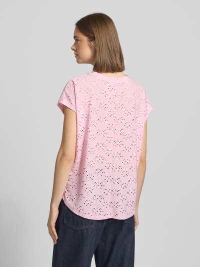 Frauenmodel trägt Relaxed Fit T-Shirt mit Ausbrenner-Effekt Modell 'SMILLA' von Only, Rosa, Rundhals, Kurzarm, Ganzkörperansicht Rückansicht.