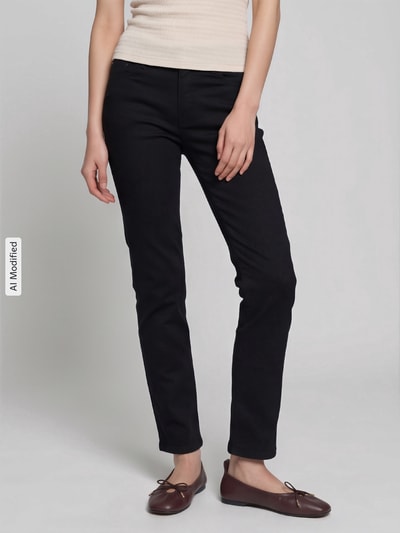 Kobiece modelka nosi czarne Straight Fit Jeans aus Baumwoll-Mix von Lauren Ralph Lauren, gładka faktura, Ganzkörperansicht z przodu, KI-modifiziertes Bild.