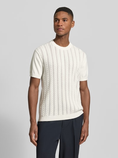 Mężczyznamodel nosi T-Shirt mit Zopfmuster od Lindbergh, bawełna, prosty krój, imitacja dzianiny, okrągły dekolt, długość tyłu 68 cm, rozmiar M, widok całościowy z przodu.