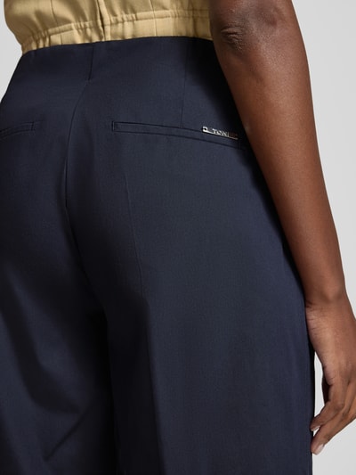 Frauenmodel trägt Culotte mit Eingrifftaschen Modell 'Jenny' von TONI in Dunkelblau, Baumwoll-Mix mit Stretch-Anteil, Detailaufnahme Rückansicht.