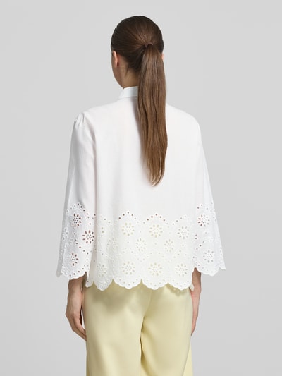 Frauenmodel trägt Regular Fit Bluse mit Lochstickerei von Betty Barclay in Weiß, feine Lochmuster, reine Baumwolle, Rückansicht, Ganzkörperansicht Rückansicht.