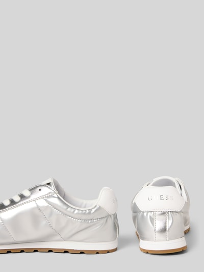 Produktfoto, Sneaker mit Logo-Detail Modell 'Tiah' von GUESS, srebrny kolor, zaokrąglony krój, profilowana podeszwa, wiązanie, wysokość obcasa 2 cm, wysokość cholewki 7 cm, szerokość w rozmiarze 40: 8 cm