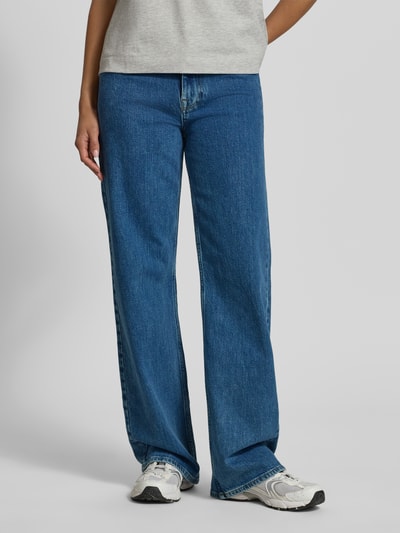 Frauenmodel trägt Wide Leg Jeans aus Baumwoll-Mix Modell 'WIDE BEA-KORI' von Selected Femme in klassischer Jeans-Optik, Ganzkörperansicht von vorne. Damen Wide & Loose Fit Jeans von Selected Femme.