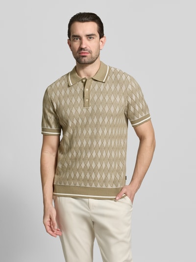 Männermodel trägt Regular Fit Poloshirt im All-over look von Jack & Jones Premium in beige mit Polokraag und knoopsluiting, puur katoen, Ganzkörperansicht von vorne