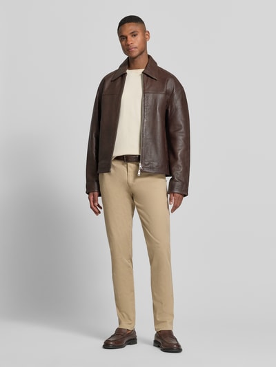 Männermodel trägt Hose mit Gesäßtaschen Modell 'Lupus' von Mmx in Beige, Baumwoll-Elasthan-Mix, Slim Fit, Eingrifftaschen, Ganzkörperansicht von vorne. Bundweite bei Größe 32/32: 42 cm, Innenbeinlänge: 83 cm.