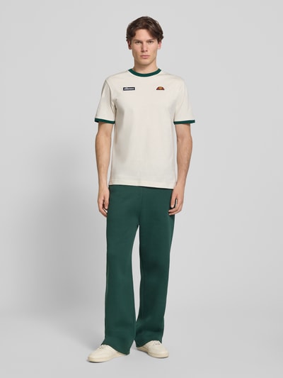 Męski t-shirt z bawełny w stylu retro, krój regular fit, wyhaftowane logo, okrągły dekolt, ellesse, model 'RINGETTO', długość tyłu w rozmiarze M: 70 cm, Ganzkörperansicht von vorne