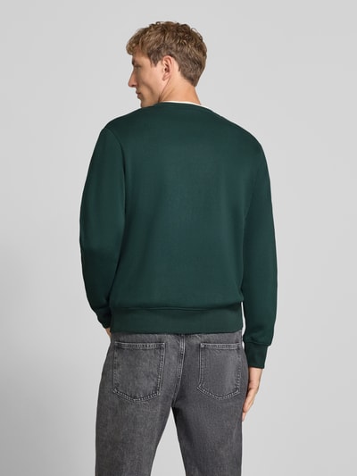 Männermodel trägt Heren sweatshirt van katoenmix in donkergroen, los model, ribboorden, Model 'RUSH' van JACK & JONES, Ganzkörperansicht Rückansicht. Ruglengte maat M: 67 cm, mouwlengte maat M: 67 cm.